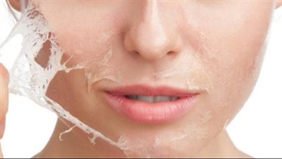 قناع الكتان والكركدية لتقشير البشرة وتعزيز نضارتها 