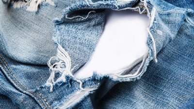 تفسير رؤية الملابس الممزقة في المنام وعلاقتها بالحصول على فرصة عمل أفضل