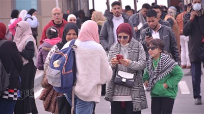 إقبال جماهيري كبير على معرض الكتاب في ثاني أيامه رغم برودة الطقس (صور)