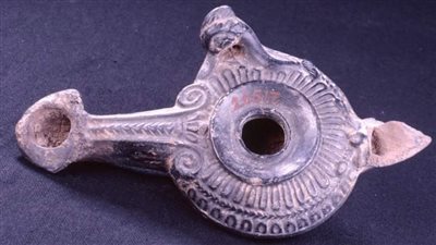 المتحف المصري بالتحرير يبرز أهمية مسارج الزيت المستخدمة في الإضاءة