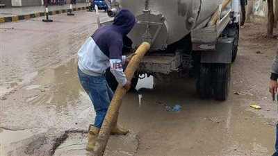 حى العامرية يرفع تراكمات مياه الأمطار ويطهر الشنايش 