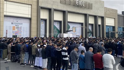 جمهور معرض الكتاب يؤدي صلاة الجمعة أمام القاعات (فيديو وصور)