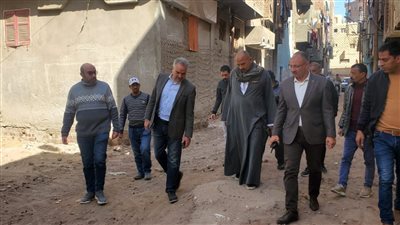  تمهيد شوارع حي غرب أسيوط استعدادًا للرصف ضمن الخطة الاستثمارية