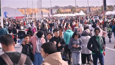 تزايد أعداد جمهور معرض القاهرة للكتاب في ثاني أيامه (صور)