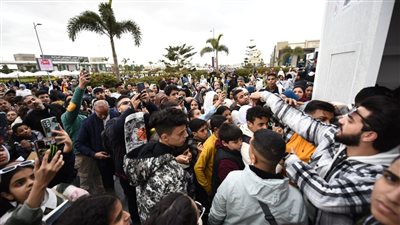 زحام شديد في حفل توقيع رواية كنزي مدبولي بمعرض الكتاب 2024 