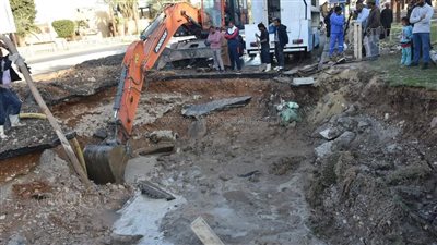 انفجار خط مياه بمنطقة الكرنك في الأقصر، والشركة: نعمل على إصلاحه (صور)