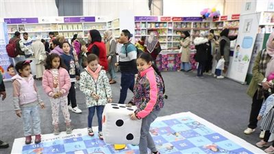 إقبال على جناح الطفل بمعرض الكتاب، وركن خاص للألعاب والورش الفنية