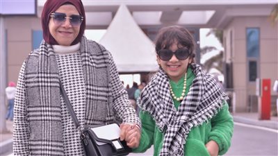 زوار معرض القاهرة للكتاب يدعمون أهل غزة بالشال الفلسطيني (صور)