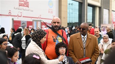 الفنان حسن الهلالي يرسم البسمة على وجوه الأطفال بمعرض الكتاب 2024 (صور)