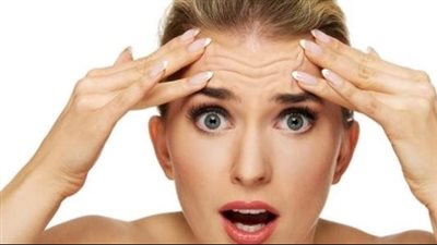  قناع البيض والنشا لاخفاء الخطوط الدقيقة بالوجه