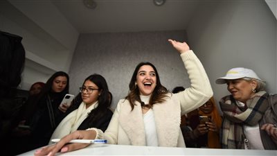 باعت 17 طبعة في يوم، البلوجر كنزي مدبولي تزلزل تويتر بعد الزحام على روايتها بمعرض الكتاب، ومتابعون: مين دي؟