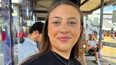 نامت في الطائرة، فأصيبت بجلطة