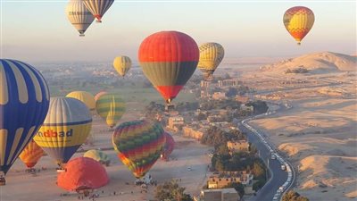 بعد توقفها أمس، إقلاع 40 رحلة بالون طائر تحمل 1100 سائح بالأقصر 