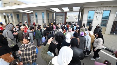 الشباب يتصدر مشهد الحضور في أولى ساعات اليوم الثالث بمعرض الكتاب (فيديو وصور)