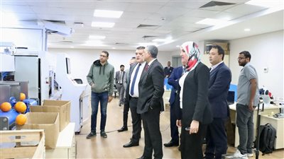 أيمن عاشور يؤكد أهمية التكامل بين البحث العلمي والصناعة