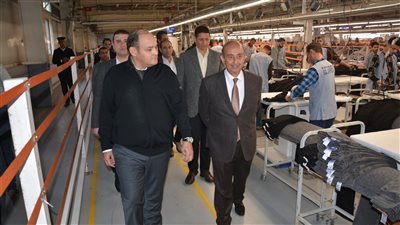 وزير التجارة والصناعة يقوم بجولة تفقدية في المنطقة الصناعية بالعبور