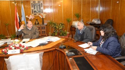 محافظ أسيوط يناقش إجراءات إقامة مصنع للأخشاب من المخلفات الزراعية