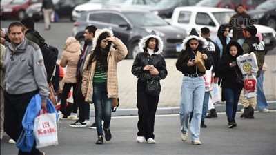 جمهور معرض الكتاب يواجه الأمطار وانخفاض درجات الحرارة بالمظلات والكوفية (صور)