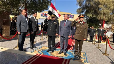 محافظ سوهاج ومدير الأمن يضعان أكاليل الزهور على النصب التذكاري لشهداء الشرطة