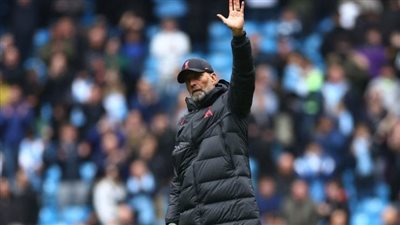 مدافع ليفربول محذرا خليفة كلوب: يضع رأسه تحت المقصلة