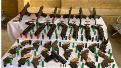 حبس 46 متهما بحيازة أسلحة نارية ومواد مخدرة 