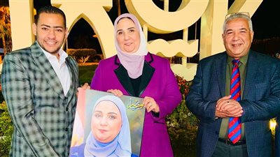 شاب أقصري يهدي وزيرة التضامن الاجتماعي 