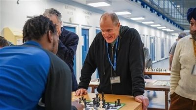 من خلال لعب الشطرنج، نجم هوليوود يتطوع لإعادة تأهيل المجرمين في بريطانيا