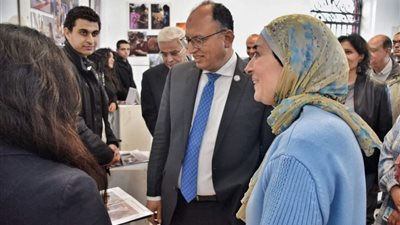 رئيس جامعة حلوان يفتتح معرض مشروعات الطلاب بكلية الفنون التطبيقية