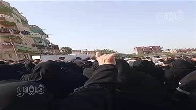 دفنا في حضن بعض، تشييع جنازة فنى معمل ووالدته ضحيتي حادث السنبلاوين بالشرقية (صور)