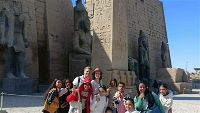 مكتبة مصر العامة تطلق أولى رحلاتها الصيفية بزيارة معبد الأقصر