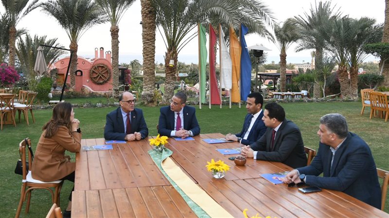 محافظ الفيوم يستقبل