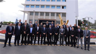 أسامة ربيع: قناة السويس تعمل على تقليل تأثير الأوضاع الراهنة على حركة التجارة العالمية