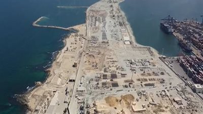 النقل تنشر تصويرًا جويا لأعمال تنفيذ محطة الحاويات بميناء الدخيلة (فيديو)