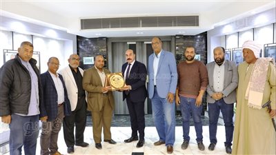 أهالي الطابية يقدمون شكرهم لمحافظ أسوان لتنفيذ مشروع متكامل للتطوير والتجميل (صور)