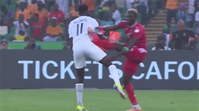 طرد مباشر لـ فريدريكو بيكورو بعد تدخل عنيف على لاعب غينيا (فيديو)