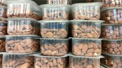 السلاسل الغذائية تواجه ارتفاع سعر الياميش والمكسرات بالعبوات الميني، وهذه أسعاره