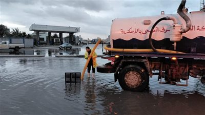 رفع مياه الأمطار بحي العجمي وسط طقس سئ بالإسكندرية (صور)