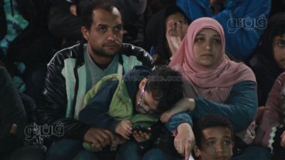 النوم يغلب الأطفال خلال مشاهدة مباراة مصر والكونغو