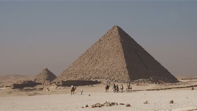 التفاصيل الكاملة لمشروع توثيق البلوكات الجرانيتية للكساء الخارجي لهرم منكاورع.. والأعلى للآثار يكشف حقيقة «تبليط الهرم»