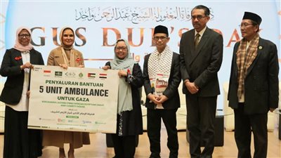 بيت الزكاة والصدقات يتسلم 5 سيارات إسعاف من جمعية نهضة العلماء الإندونيسية