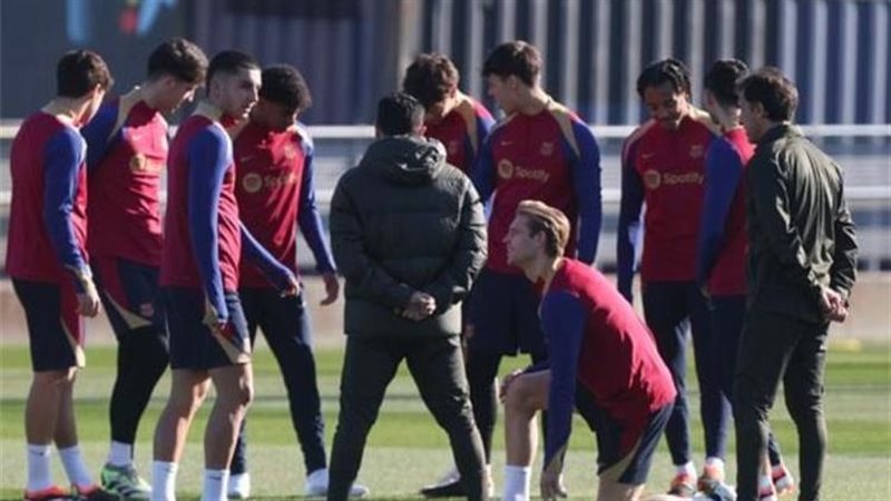 تشافي مع لاعبي برشلونة،