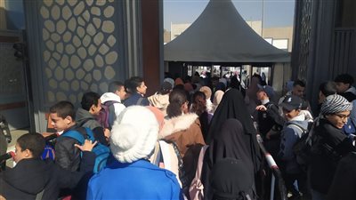 إقبال كثيف من الزوار على معرض الكتاب 2024 