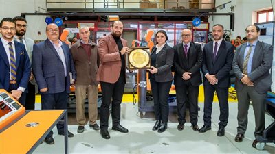 تحديث الصناعة يجري زيارة لأحد مصانع تطوير تقنيات التعليم لبحث التطوير الرقمي 