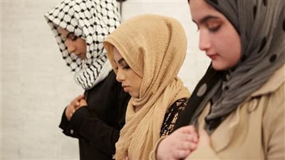 ما حكم إمامة المرأة للنساء ومكان وقوفها معهن؟ الإفتاء تجيب