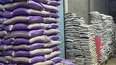 تموين الإسماعيلية يضبط 12.5 طن من السلع الاستراتيجية في مخزن بدون ترخيص (صور) 