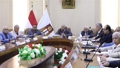 محافظ الوادي الجديد يصدر 5 قرارات خلال اجتماع مجلس إدارة صندوق استصلاح الأراضي 