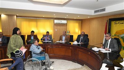 حل مشكلة مياه الري بقرية المندرة في لقاء خدمة المواطنين لمحافظ الفيوم