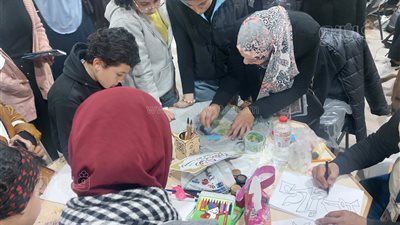 الكتابة بالخط العربي والرسم على الوجوه، جناح الأزهر بمعرض الكتاب يرسم البهجة (صور)