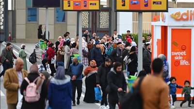 تزايد أعداد جمهور اليوم الخامس من معرض القاهرة للكتاب.. والأسر تتصدر المشهد (صور)