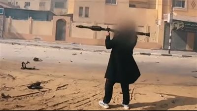 روبن هود فلسطين يظهر في خان يونس، المقاتل الأنيق يثير دهشة النشطاء (فيديو) 